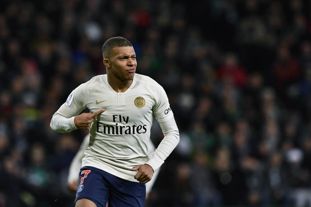 美股异动丨特斯拉涨超4% 马斯克：特斯拉启动无安全员Robotaxi路测